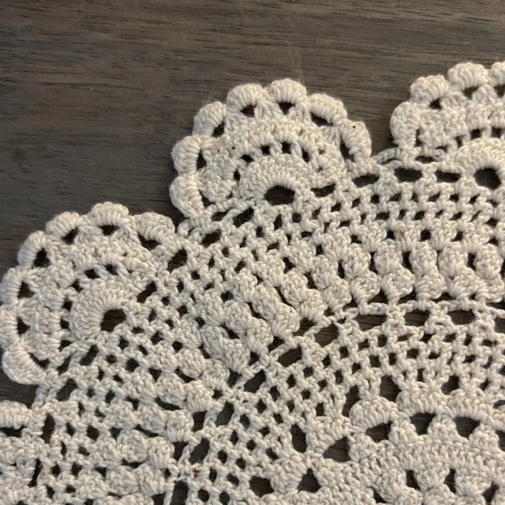 VTG Off-White Hand‎ Crotchet 7-1/2" Doilies set of 2 - Picture 3 of 4